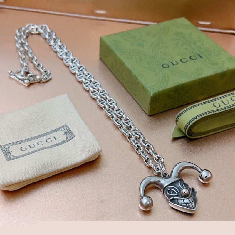 G*u*i necklaces